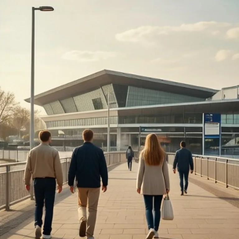 Exterior de una estación moderna con viajeros cruzando la plaza